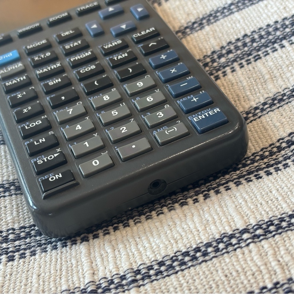 Texas Instruments Graphing Calculator. TI-82 Gray | Works | Large Display - Picture 5 of 6